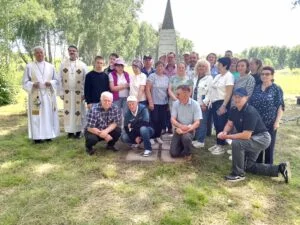 Участники молебна у мемориала 07.07.2025