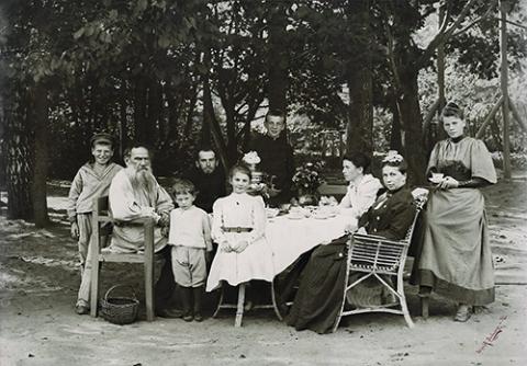 Семья Льва Николаевича Толстого в Ясной Поляне. Александра – в центре.1892 г. Фото: из открытых источников